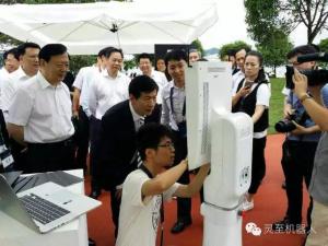 浙江省省委書記、省人大常委會主任夏寶龍蒞臨上海靈至機器人展位