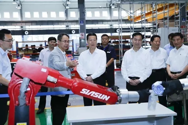 張高麗在新松調(diào)研時強調(diào)：做世界頂尖的機器人企業(yè)