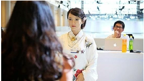 中日美女機(jī)器人亮相達(dá)沃斯：中國機(jī)器人更亮麗