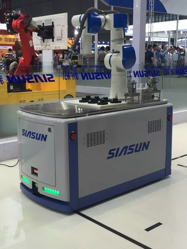 新松機(jī)器人全線(xiàn)新品亮相：六軸并聯(lián)/柔性多關(guān)節(jié)/輕重負(fù)載復(fù)合機(jī)器人