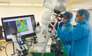 全球首個(gè)機(jī)器人外科醫(yī)生 縫合技術(shù)勝真人