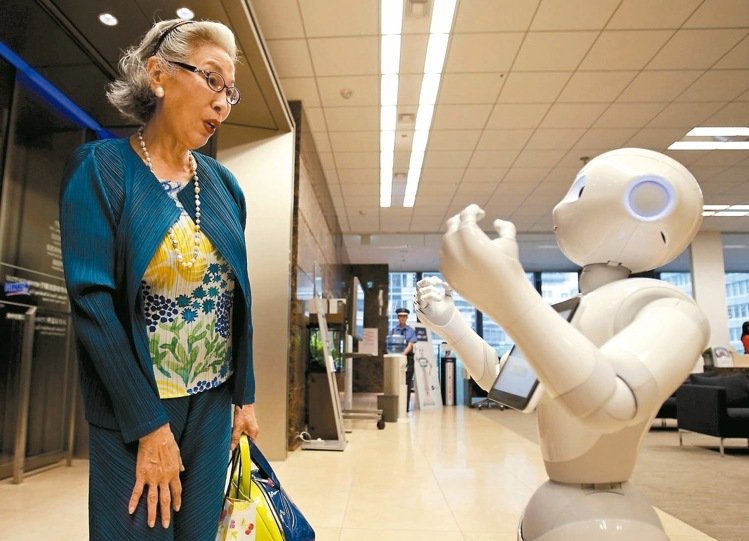 機(jī)器人走進(jìn)生活 賣萌導(dǎo)游顧店 樣樣行