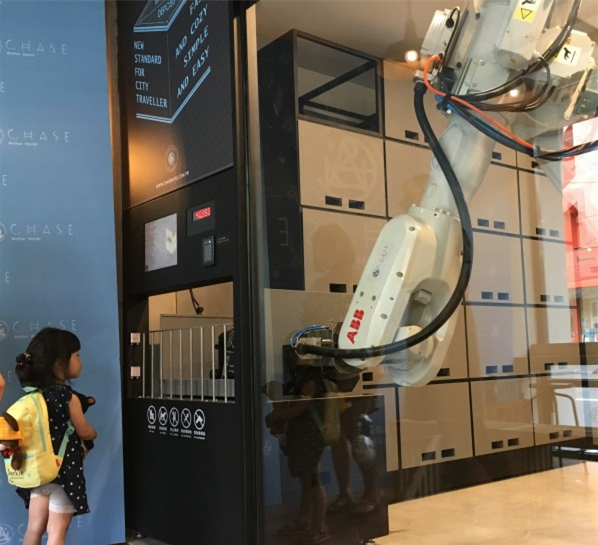 六軸工業(yè)機(jī)器人走進(jìn)飯店 幫旅客搬行李