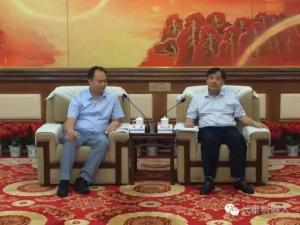 中輕長泰機器人董事長兼總經(jīng)理楊漾和荊門市委書記別必雄座談