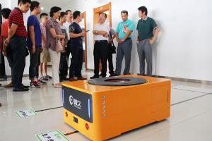 智久機(jī)器人產(chǎn)品與廈門(mén)大學(xué)黨委書(shū)記張彥面對(duì)面，操作簡(jiǎn)易獲好評(píng)