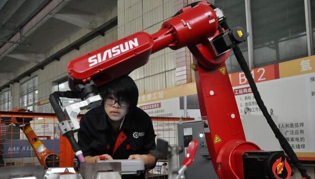 工業(yè)機(jī)器人產(chǎn)業(yè)升級帶來的人員“紅利”效應(yīng)