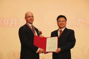 永合力租賃董事歐亞雷先生榮獲2016上?！鞍子裉m紀念獎”