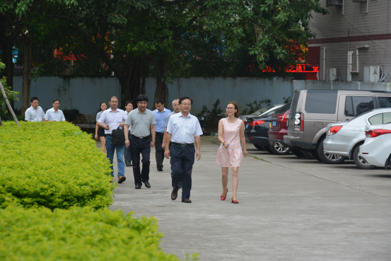 蕪湖市副市長曹哨兵等領(lǐng)導(dǎo)一行蒞臨拓野機(jī)器人參觀考察