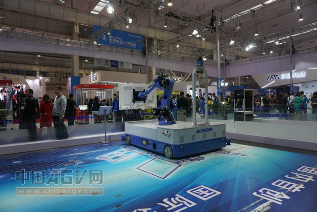 新松新品機(jī)器人亮相世界機(jī)器人大會(huì)