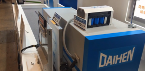 貴彌功演示無(wú)人搬運(yùn)車?yán)贸?jí)電容瞬間充電