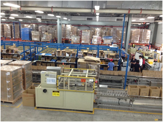 看物料搬運的不是人工，而是AGV小車！