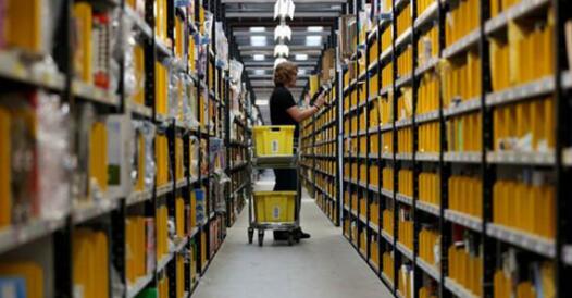 AGV智能倉儲機(jī)器人為什么會越來越受歡迎？