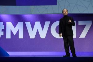 孫正義：30年內(nèi)超智能機(jī)器人數(shù)量將超人類(lèi)，鞋子會(huì)比人聰明