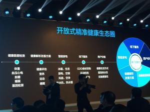 美的攜庫卡機器人亮相 未來智能廚房由語音控制