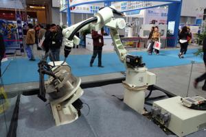 機器人引領智能巔峰 看機械手臂迎風共舞