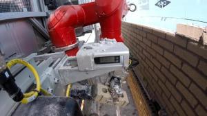 搬磚我只服它！英國機(jī)器人砌墻速度是人工的六倍