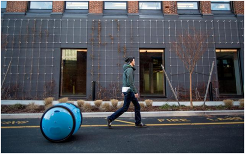 帶著機(jī)器人去逛街 能裝行李不走丟