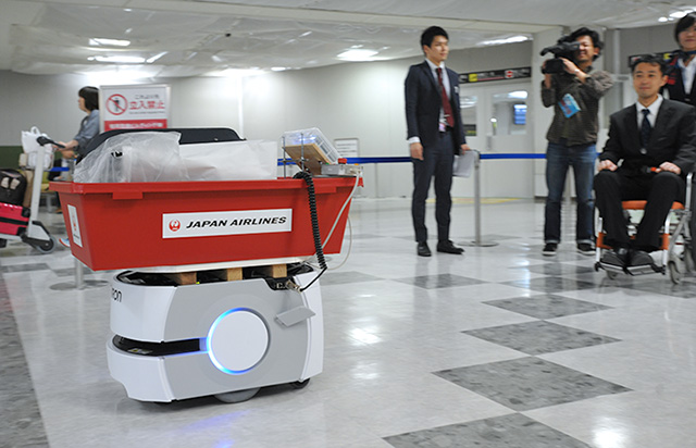 日本航空在福岡機場展示自動搬運機器人