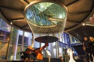 一場(chǎng)主角是KUKA機(jī)器人的藝術(shù)展