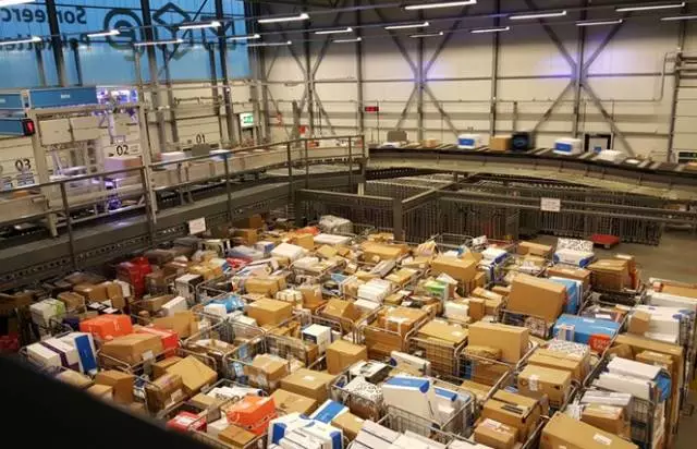 AGV小車(chē)機(jī)器人 提升倉(cāng)儲(chǔ)物流運(yùn)營(yíng)效率的好幫手