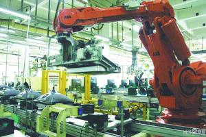 工業(yè)機(jī)器人在車(chē)間繁忙作業(yè) “機(jī)器換人”開(kāi)啟長(zhǎng)沙智能制造新時(shí)代