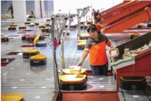 快遞機(jī)器人分揀包裹 可減少70%的人工