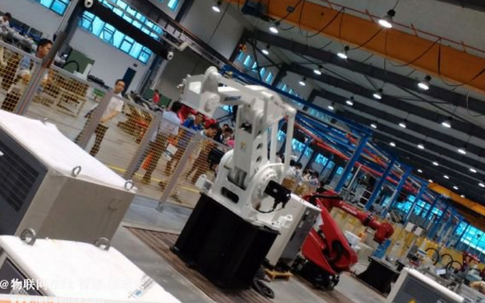 中國工業(yè)機器人將逾10萬臺 高端產(chǎn)業(yè)低端化和產(chǎn)能過剩風(fēng)險