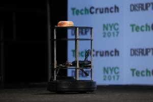 在點餐送餐這件事上，機器人比服務員更好嗎？