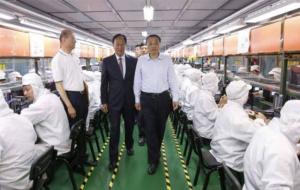 青島海通“協(xié)同機(jī)器人”出現(xiàn)在克強(qiáng)總理檢閱的機(jī)器人大軍中，引總理駐足注目！