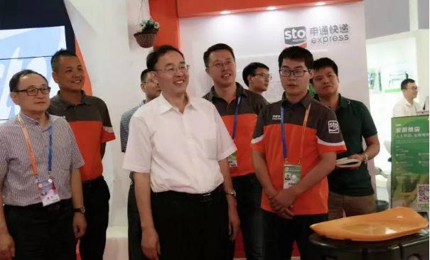 國(guó)家郵政局局長(zhǎng)蒞臨申通快遞展廳參觀指導(dǎo)