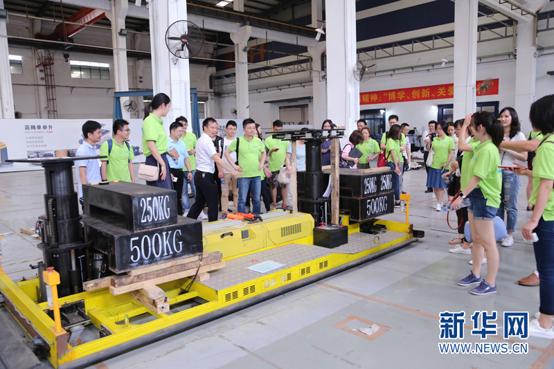 “粵造粵強(qiáng)”采訪團(tuán)走進(jìn)嘉騰 探秘機(jī)器人的“搖籃”