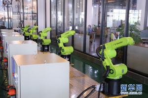“粵造粵強(qiáng)”采訪團(tuán)走進(jìn)廣東伊雪松 感受機(jī)器人的“長(zhǎng)袖善舞”