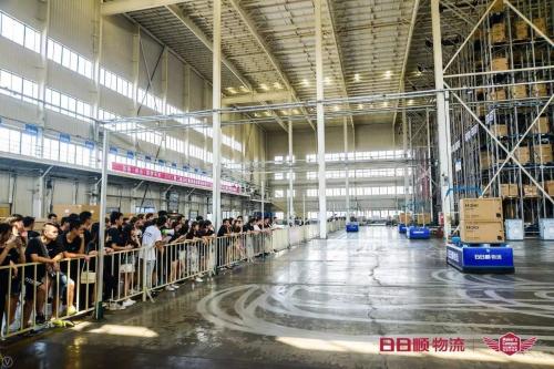 高校創(chuàng)客深入體驗(yàn)日日順智慧物流倉(cāng)儲(chǔ)基地