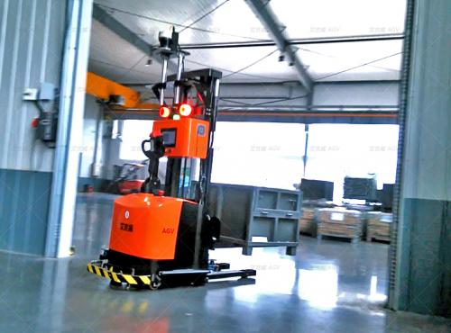 看！那臺(tái)正在搬運(yùn)托盤的橘紅色叉車居然不要司機(jī)