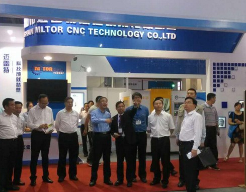 廣東省省委書記胡春華視察嘉騰大黃蜂