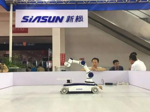 新松參展沈陽機器人大會 省市領(lǐng)導(dǎo)蒞臨展臺參觀