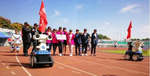 國(guó)自機(jī)器人助陣杭州市建蘭中學(xué)第十八屆田徑運(yùn)動(dòng)會(huì)開幕式