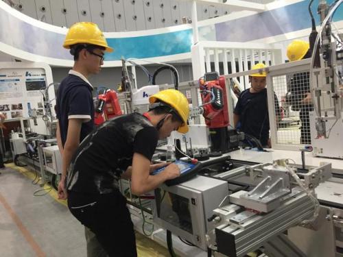 工業(yè)4.0生產(chǎn)線、智能私教、多功能機器人 一大波前沿科技亮相互聯(lián)網(wǎng)＋博覽會