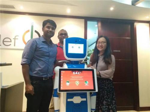 新松服務(wù)機(jī)器人“sal”走入阿布扎比