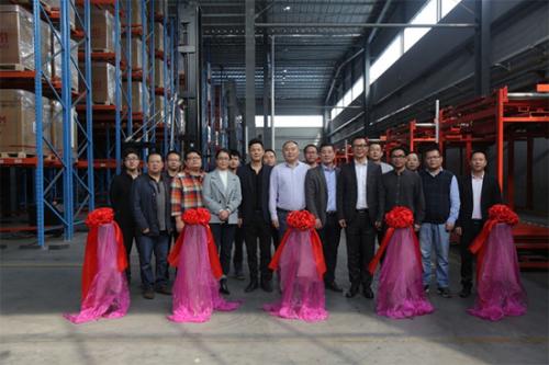 杭叉研發(fā)的首個“窄巷道三向AGV”項目成功驗收