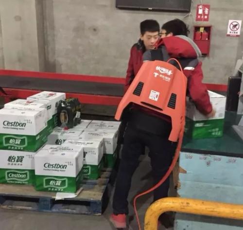 每天彎腰3000次！ 京東物流研發(fā)外骨骼機(jī)器人為一線兄弟“撐腰”