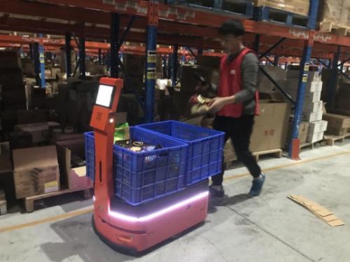 愛啃蘿卜倉(cāng)儲(chǔ)揀貨機(jī)器人助力電商雙11強(qiáng)化“智”揀