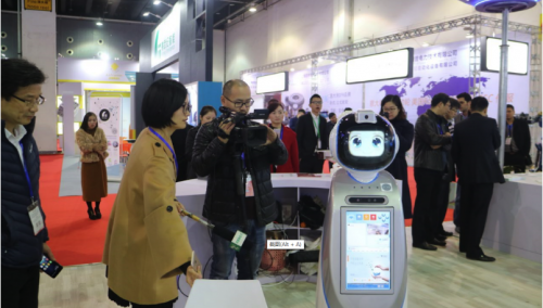 智能化助推“義烏制造”，智能機(jī)器人“賽賽”受熱捧
