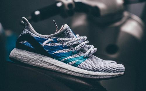 推出定制跑鞋和機器人工廠，阿迪達斯找到未來的方向了嗎？