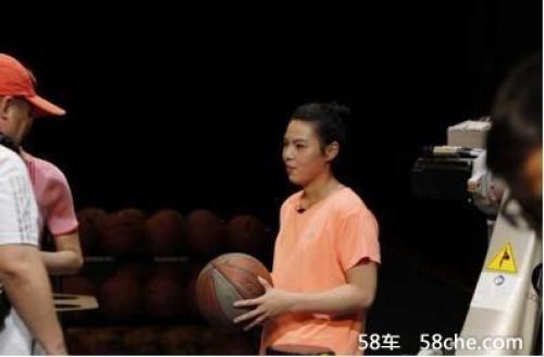 柯馬機(jī)器人與世界級(jí)籃球達(dá)人同場競技