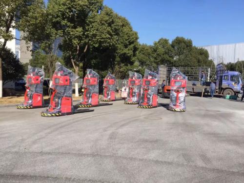 艾吉威無反光板激光叉車AGV大批量出貨