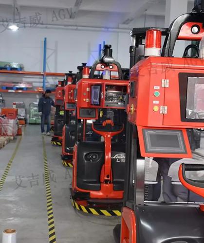 今年春節(jié)，據(jù)說有一大波艾吉威搬運機器人留廠值班