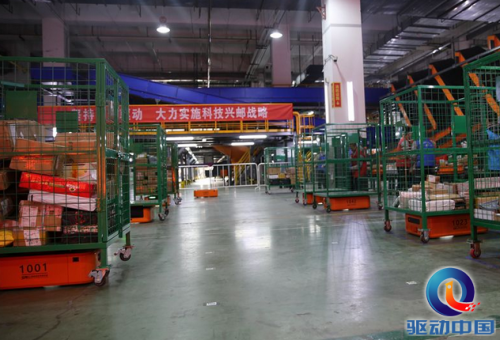 北京郵政上線智能搬運(yùn)機(jī)器人 可載重半噸