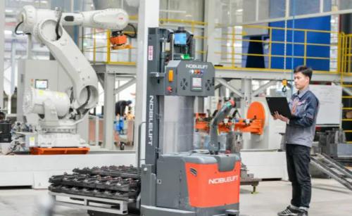 上班第一天沒精神？機(jī)器人讓你“興奮”起來！