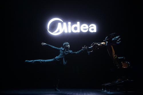 機(jī)器人強(qiáng)勢(shì)搶頭條 ——美的精彩亮相2018AWE